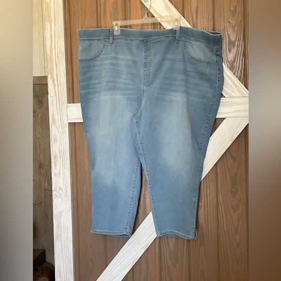 Terra & Sky Pants - Terra & Sky Light Blue Denim Capri Pants. Front & Back Pockets. Size 4X  28-30